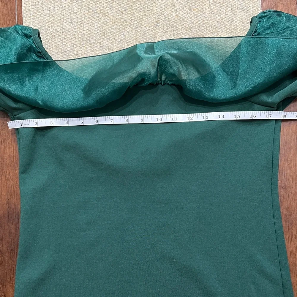 ❤️ J Crew Emerald Off-Shoulder Top